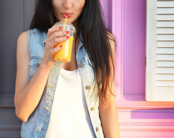 健康的生活方式那个黑发女孩用稻草喝新鲜的果汁 橙子新鲜 — 图库照片