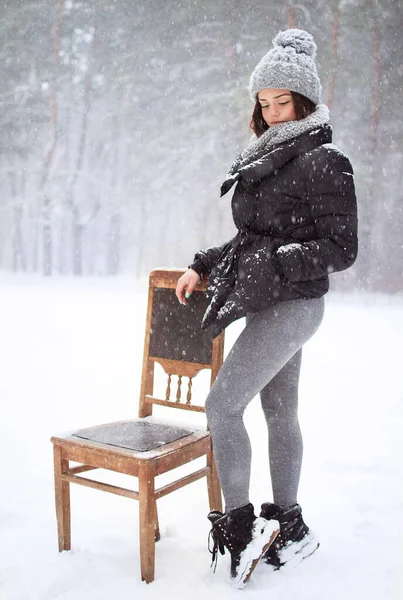Gyönyörű Barna Egy Fekete Zakó Állandó Téli Erdőben — Stock Fotó