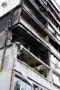 Rus uçakları ve bombaları tarafından hasar görmüş apartman daireleri. Rus uçakları ve bombaları tarafından hasar görmüş apartman daireleri. Ukrayna 'da sivillerin evleri yakıldı ve yıkıldı..