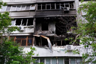 Rus uçakları ve bombaları tarafından hasar görmüş apartman daireleri. Rus uçakları ve bombaları tarafından hasar görmüş apartman daireleri. Ukrayna 'da sivillerin evleri yakıldı ve yıkıldı..
