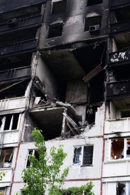 Rus uçakları ve bombaları tarafından hasar görmüş apartman daireleri. Rus uçakları ve bombaları tarafından hasar görmüş apartman daireleri. Ukrayna 'da sivillerin evleri yakıldı ve yıkıldı..