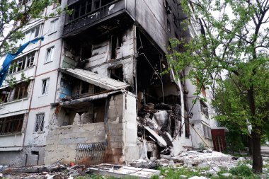 Rus uçakları ve bombaları tarafından hasar görmüş apartman daireleri. Rus uçakları ve bombaları tarafından hasar görmüş apartman daireleri. Ukrayna 'da sivillerin evleri yakıldı ve yıkıldı..