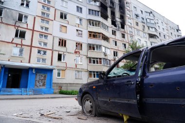 Ukrayna 'daki savaşın sonuçları, evleri yıktı ve arabaları yaktı. Sivillerin arabalarını vurup yaktılar. Rusya 'nın Ukrayna' ya karşı savaşı. Bombardımandan sonra arabalar hasar gördü. Harkov, Ukrayna. Savaş Suçları.
