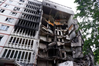 Rus uçakları ve bombaları tarafından hasar görmüş apartman daireleri. Rus uçakları ve bombaları tarafından hasar görmüş apartman daireleri. Ukrayna 'da sivillerin evleri yakıldı ve yıkıldı..