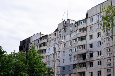 Rus uçakları ve bombaları tarafından hasar görmüş apartman daireleri. Rus uçakları ve bombaları tarafından hasar görmüş apartman daireleri. Ukrayna 'da sivillerin evleri yakıldı ve yıkıldı..
