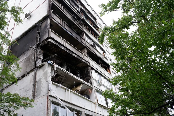 Rus uçakları ve bombaları tarafından hasar görmüş apartman daireleri. Rus uçakları ve bombaları tarafından hasar görmüş apartman daireleri. Ukrayna 'da sivillerin evleri yakıldı ve yıkıldı..