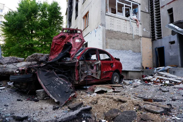 Ukrayna 'daki savaşın sonuçları, evleri yıktı ve arabaları yaktı. Sivillerin arabalarını vurup yaktılar. Rusya 'nın Ukrayna' ya karşı savaşı. Bombardımandan sonra arabalar hasar gördü. Harkov, Ukrayna. Savaş Suçları.