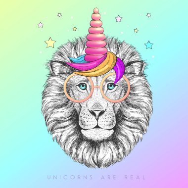 Tek boynuzlu şirin gözlükler takan hayvan aslanlarla uğraşmak. Tişört grafiği. Vektör illüstrasyonu