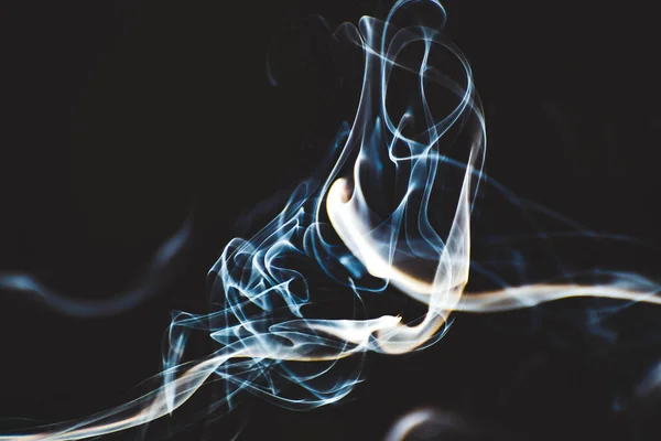 Kouřové Mraky Vířící Modrém Světle Tmavém Pozadí — Stock fotografie