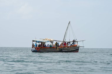 Hint Okyanusu Diani sahilinde şnorkelle dalmadan önce turistlerle dolu bir gemi.