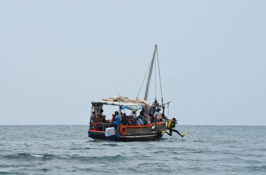 Hint Okyanusu Diani sahilinde şnorkelle dalmadan önce turistlerle dolu bir gemi.