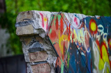 yıkık duvar grafiti ile