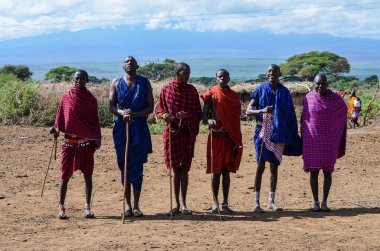 Bir grup Masai geleneksel dans için hazırlanıyor, Tsavo East, Kenya Afrika