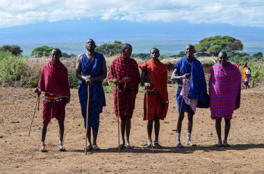 Bir grup Masai geleneksel dans için hazırlanıyor, Tsavo East, Kenya Afrika