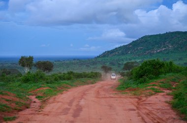 Savanada kırmızı yol Tsavo Doğu, Kenya, Afrika