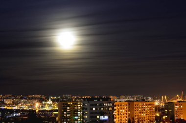 Gece gökyüzü şehrin üzerinde, Gdynia, Polonya