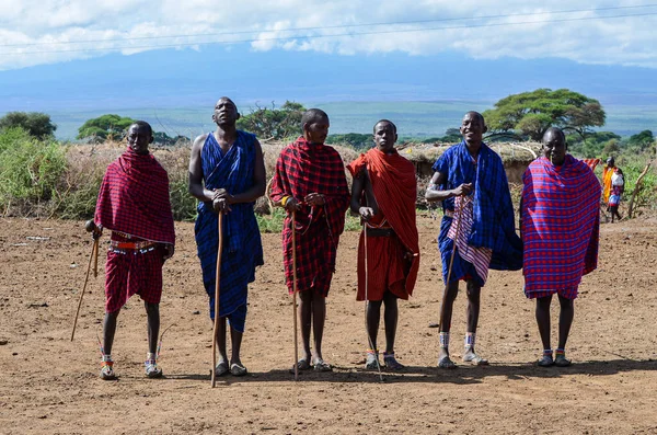 Een Groep Maasai Maakt Zich Klaar Voor Een Traditionele Dans — Stockfoto
