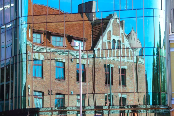 Reflektion av gamla hus i glas i nya byggnaden — Stockfoto