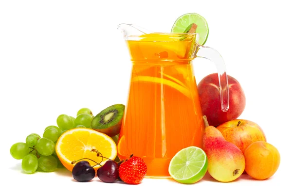 Σωρό φρούτα και χυμό για το κανάτι απομονωθεί σε λευκό — Φωτογραφία Αρχείου