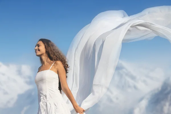 Jeune femme avec tissu en montagne — Photo