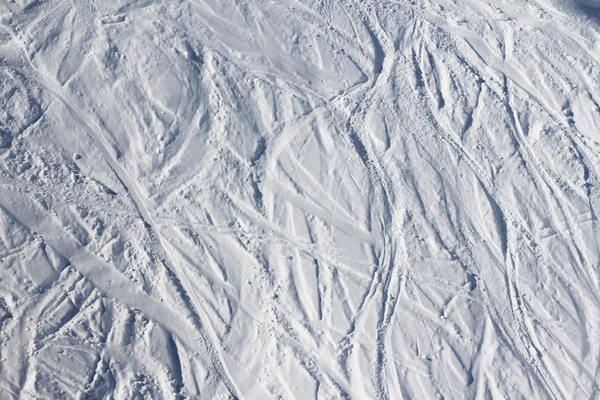 Traços de esqui em neve em montanhas — Fotografia de Stock
