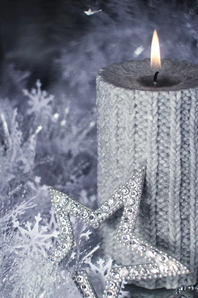 Рождественская свеча с украшением — стоковое фото