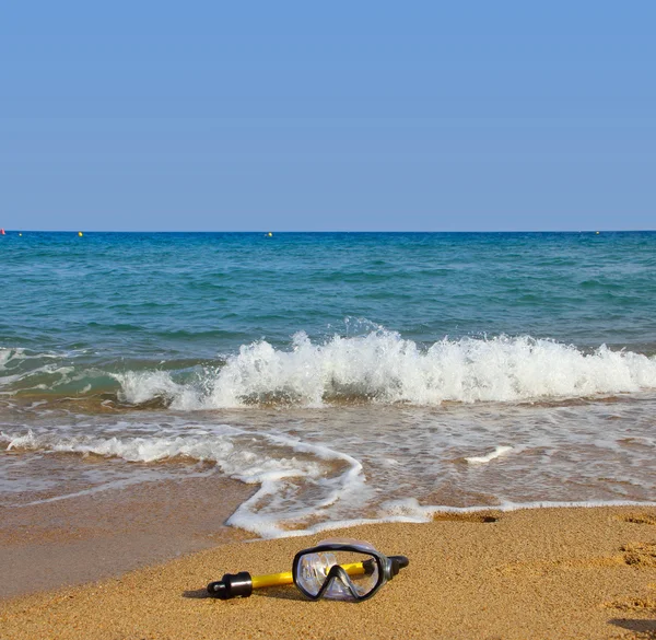 Máscara de natação na praia do mar — Fotografia de Stock
