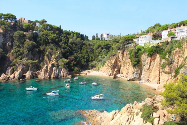 Yachten im blauen, transparenten Wasser der Korallenlagune — Stockfoto