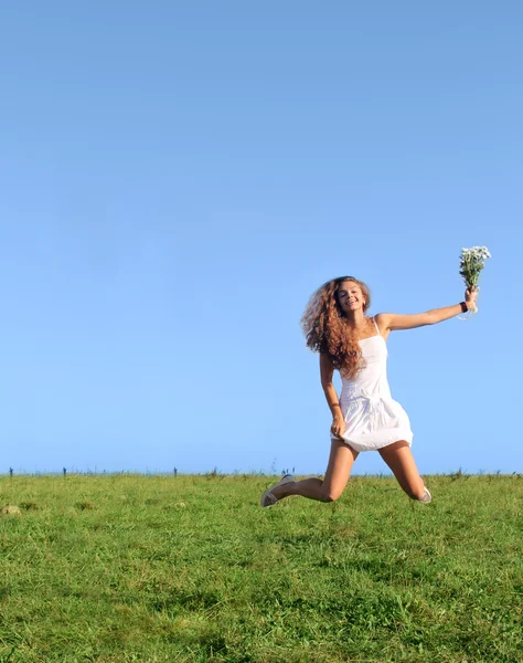 Ragazza che salta sul campo — Foto Stock