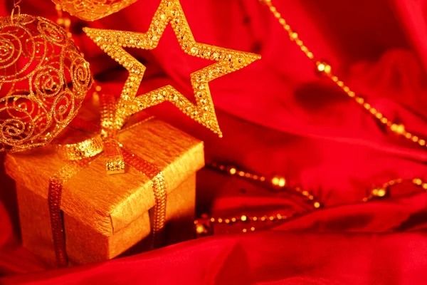 Decoração de Natal dourado e presente — Fotografia de Stock