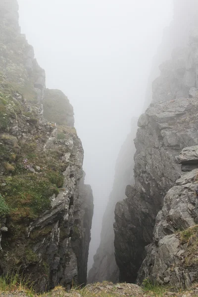 Berge und Nebel — Stockfoto