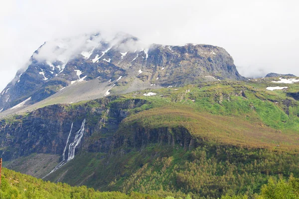 Montagne con cascate — Foto Stock