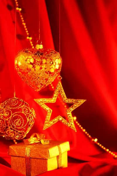 Altın christmas dekorasyon ve hediye — Stok fotoğraf