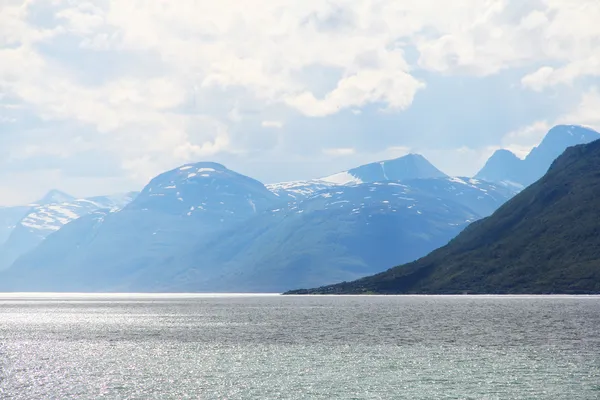 Arktische Berge und Fjord — Stockfoto