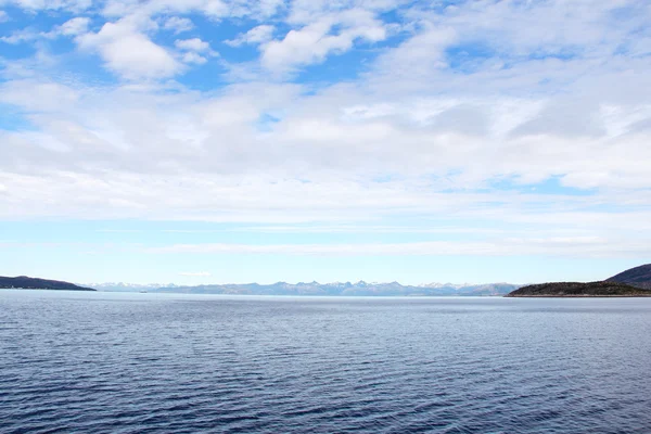 Arctische bergen en fjord — Stockfoto