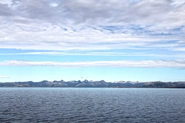 Arctische bergen en fjord — Stockfoto