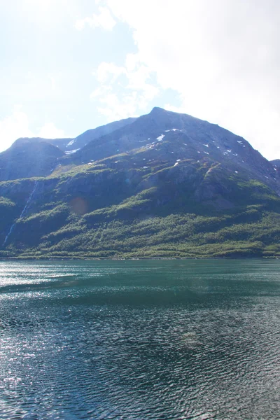 Arktiska bergen och fjorden — Stockfoto