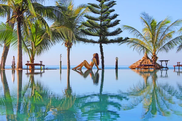 Belle femme près de la piscine — Photo