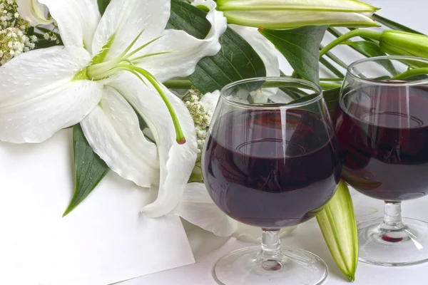 Wine and flowers — Stock Photo, Image