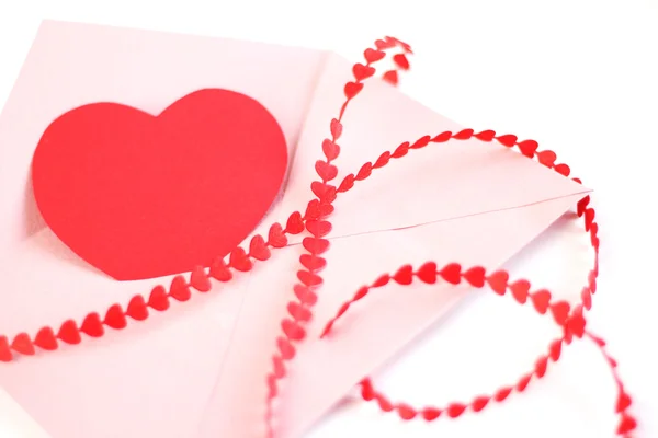 Envelope com fita de corações vermelhos — Fotografia de Stock