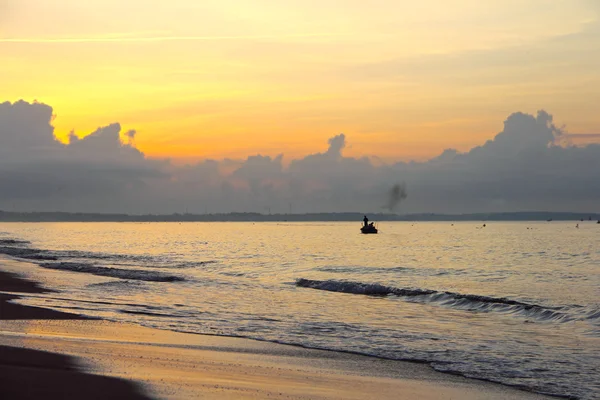 Barca da pesca all'alba — Foto Stock