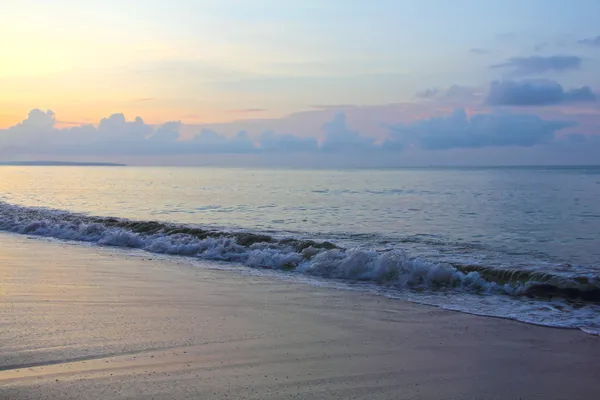ชายหาดยามเช้า — ภาพถ่ายสต็อก