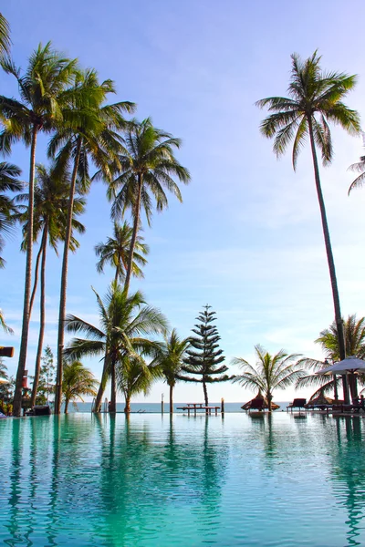 Piscina su una spiaggia tropicale — Foto Stock