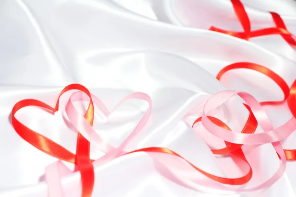 Red ribbon hearts — Stock Photo, Image