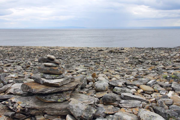 Stack of rocks on ocean coast — Stock Photo, Image