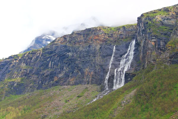 Горы с водопадами — стоковое фото