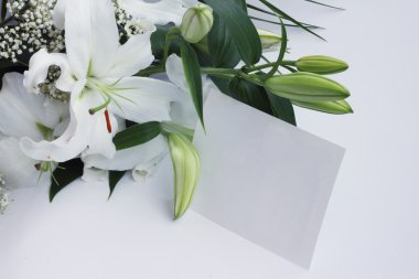 Beyaz Zambak çiçekler ve posta kartı