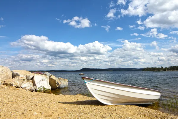 湖の海岸にボートします。 — ストック写真