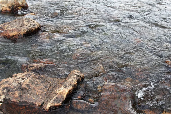 Mořské vlny a rock — Stock fotografie