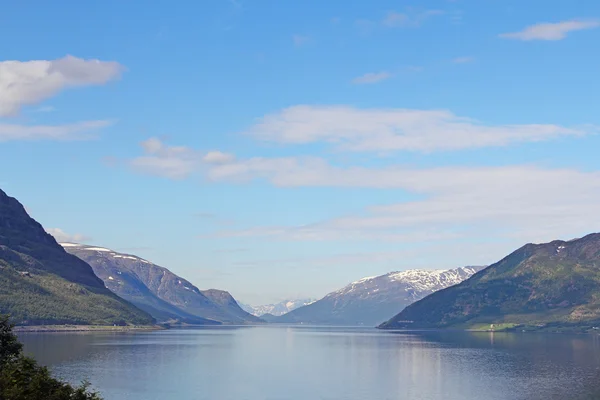 Фьорд и горы — стоковое фото